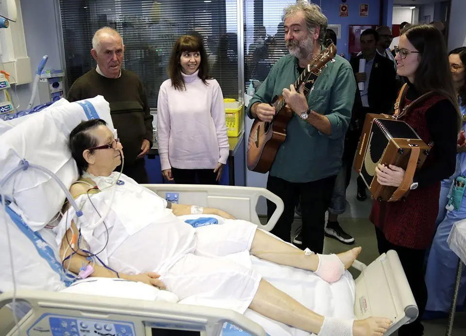 Els músics, durant una sessió de musicoteràpia a l&#39;UCI de l&#39;Hospital Universitari Arnau de Vilanova