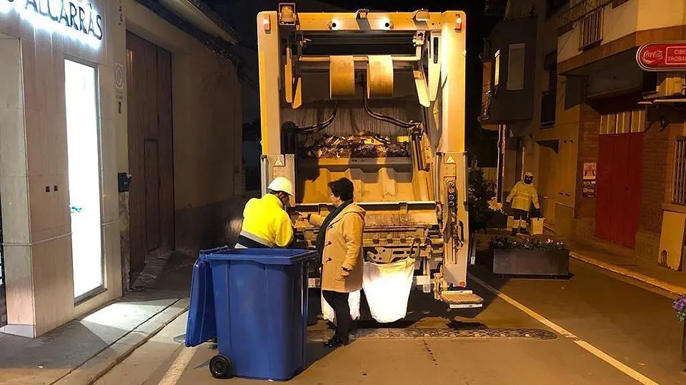 Els operaris de la recollida porta a porta a Alcarràs