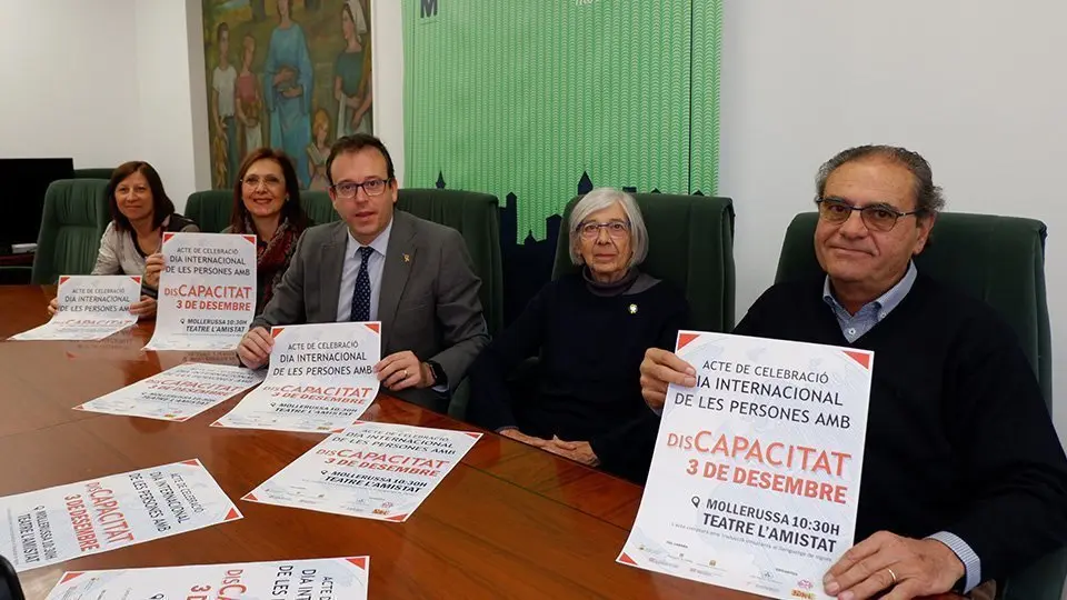 L'alcalde de Mollerussa, Marc Solsona i el representants de les entitats socials