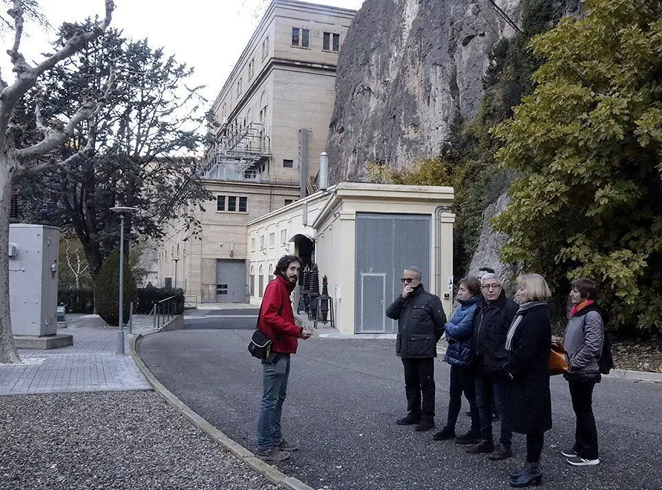 Aníbal Nevado, dirigeix la visita guiada a la central de Camarasa