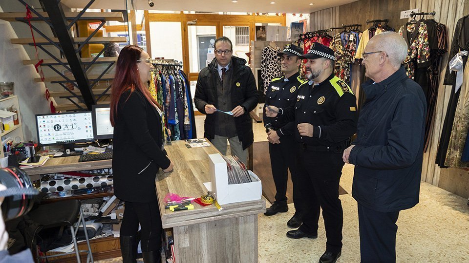 Marc Solsona visita als comerciants, acompanyat dels caps de la Policia Local