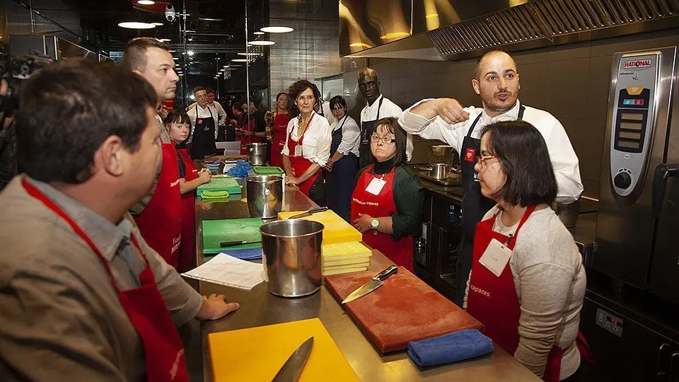 Joel Castanyé dona instruccions als participants en la Cuina entre amics a la Boscana