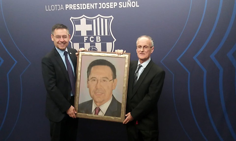 Josep Maria Bertomeu rep el retrat de mans de Robert Pérez