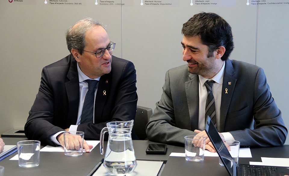 Imatge de Torra i Puigneró aquest 3 de gener de 2020 a l'Agència de Ciberseguretat de Catalunya. (Horitzontal)