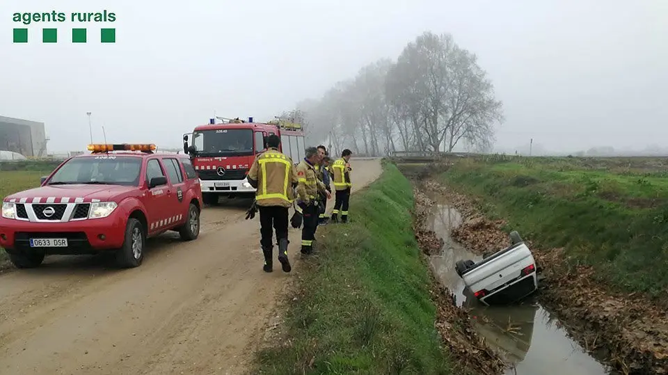 El vehicle en què fugien els tres furtius, a l&#39;interior d&#39;una sèquia a Vallfogona de Balaguer