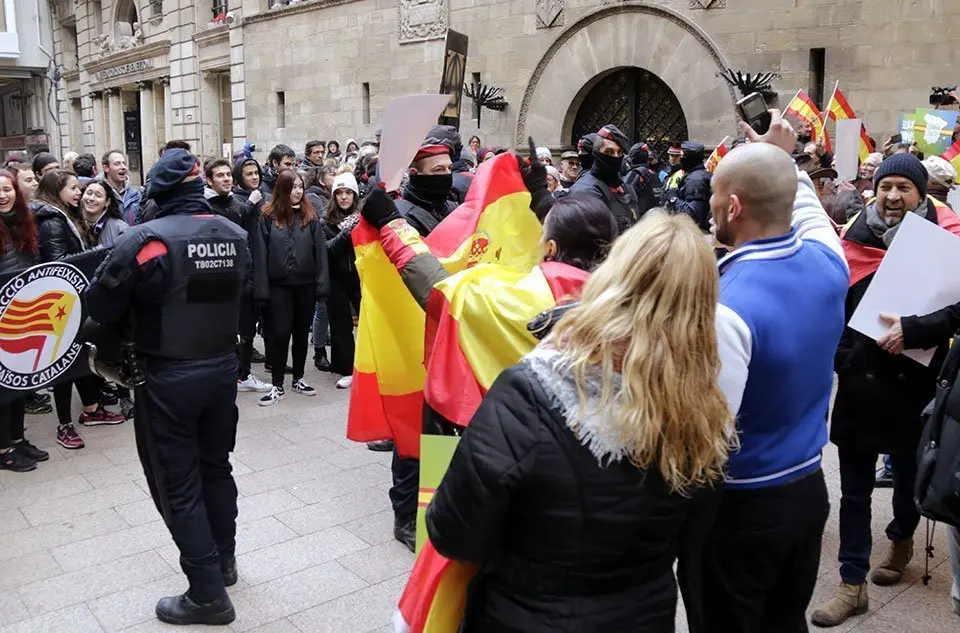 Els Mossos d&#39;Esquadra han separart els antifeixistes i els manifestants de VOX