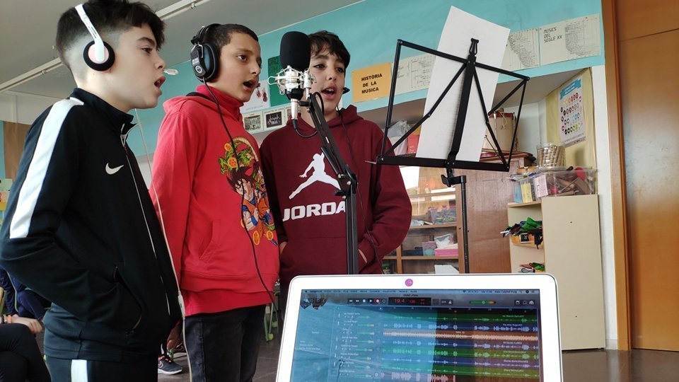 Els alumnes de l'escola Guillem Isarn de la Fuliola als estudis de Ràdio Tàrrega