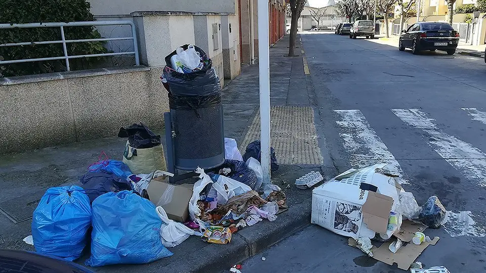 Brossa dipositada en una paperera a Tàrrega