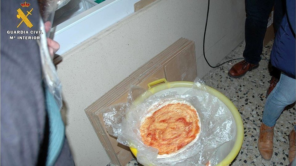Una de les pizzes clandestines que distribuïen des de Zuara