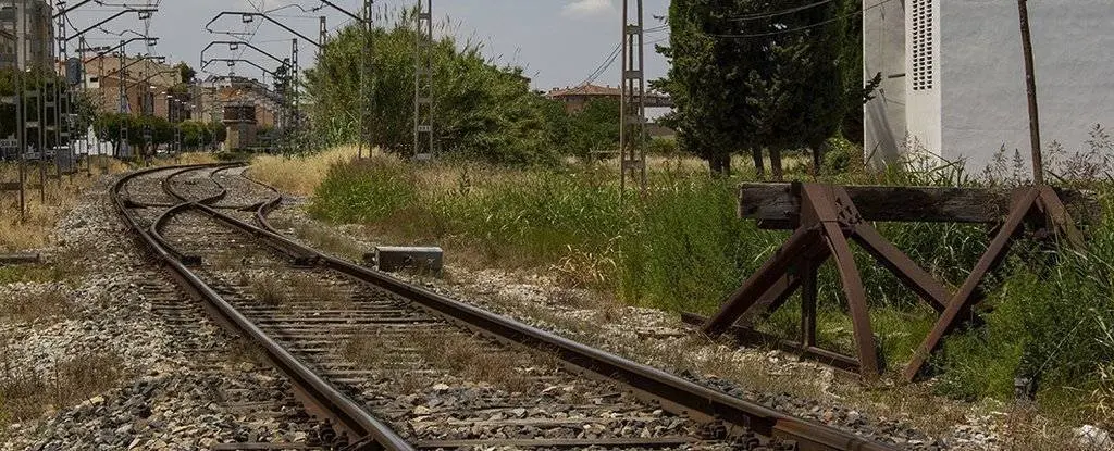 Imatge de la línia de tren Lleida Manresa, al pas per Mollerussa