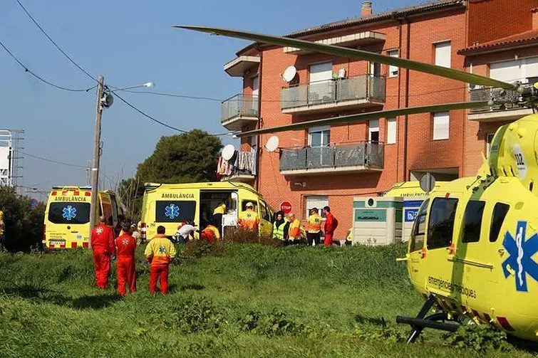 Serveis d&#39;emergències mèdiques i helicòpter en el lloc de l&#39;incendi a Juneda @Selena García