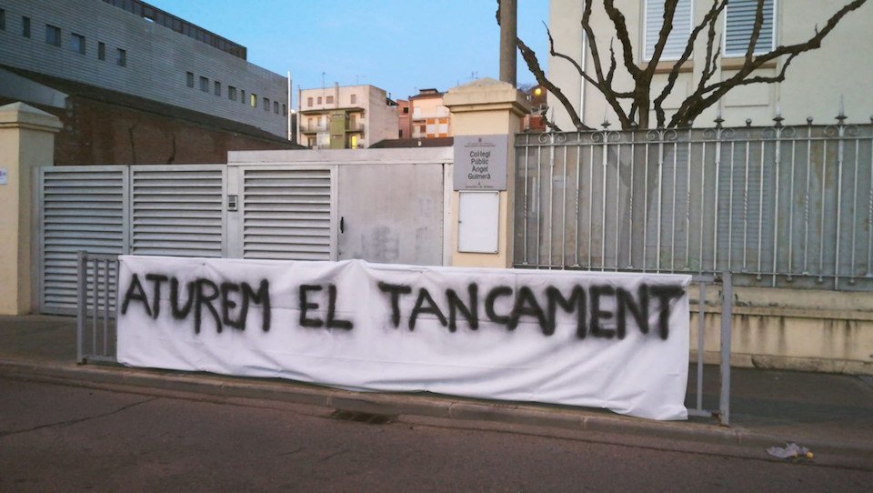 Una pancarta penjada a l'escola Àngel Guimerà de Balaguer contra el tancament del centre educatiu, el 29 de gener del 2020. (Horitzontal)