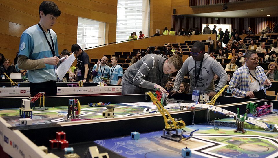 Participants durant un torneig de la First Lego League de Lleida