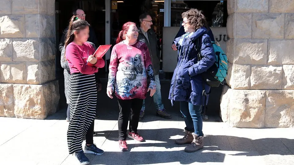 Representants de la plataforma Salvem l&#39;Àngel Guimerà davant de la Paeria de Balaguer