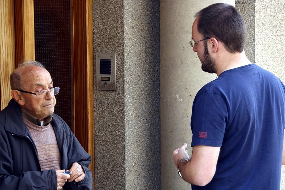 L&#39;alcalde de Castellserà, Marcel Pujol, conversant amb el rector del poble
