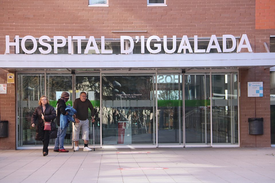 Pla curt de l'entrada de l'Hospital d'Igualada. Imatge del 12 de març de 2020 (Horitzontal).