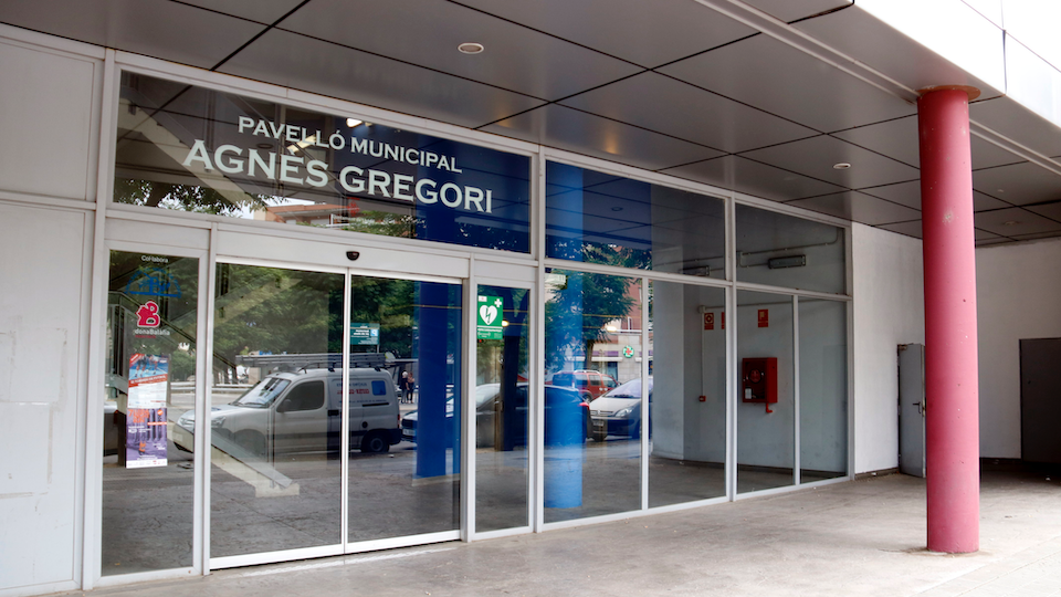 Pla tancat de la porta d'entrada al pavelló Agnès Gregori del barri de Balàfia de Lleida. Imatge del 17 de juliol de 2017