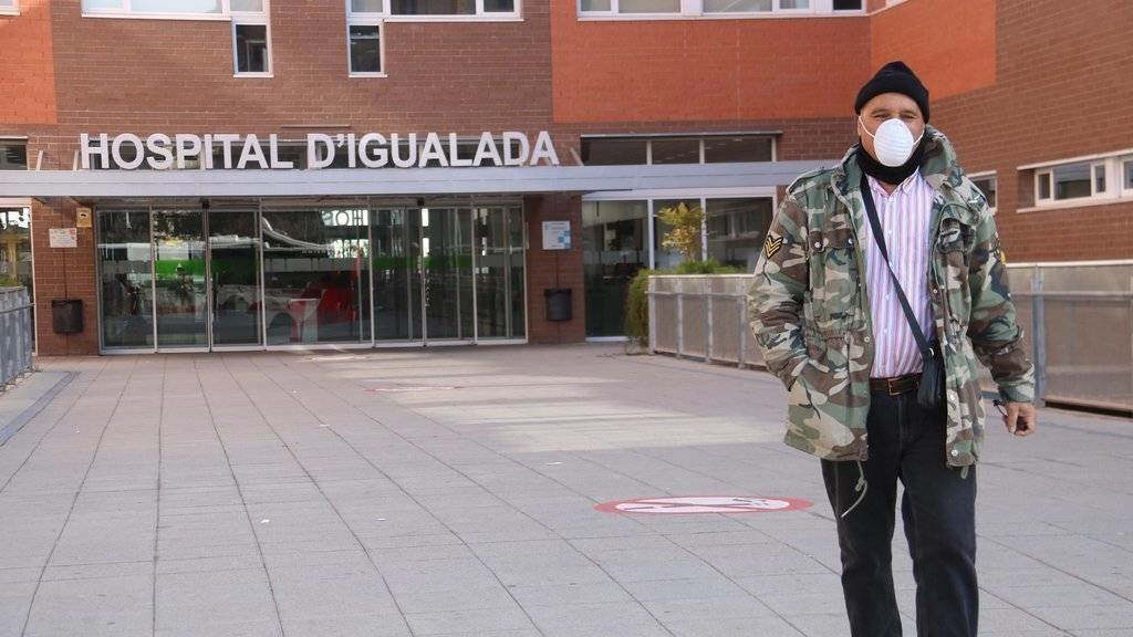 Pla curt de l'entrada de l'Hospital d'Igualada. Un home surt del centre amb mascareta. Imatge del 12 de març de 2020 (Horitzontal). 