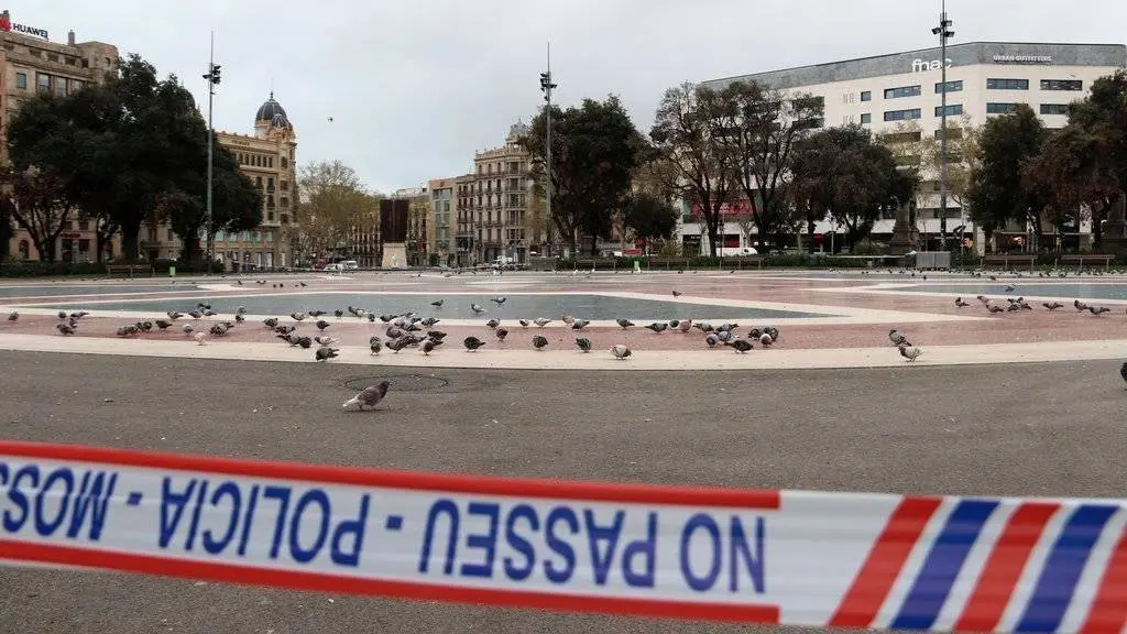 La plaça Catalunya de Barcelona acordonada pels Mossos. Imatge del 16 de març de 2020. (Horitzontal)