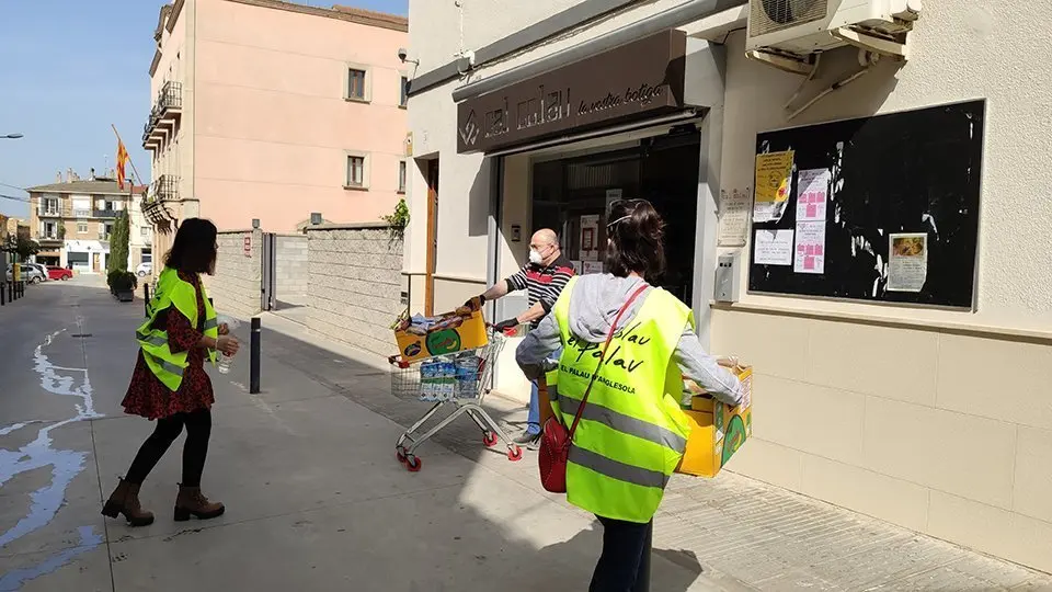 Voluntaris col·laborant en les tasques de suport a les persones grans confinades