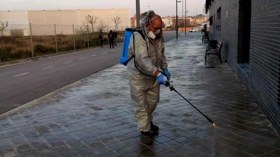 Treballs de desinfecció als espais públics de Balaguer