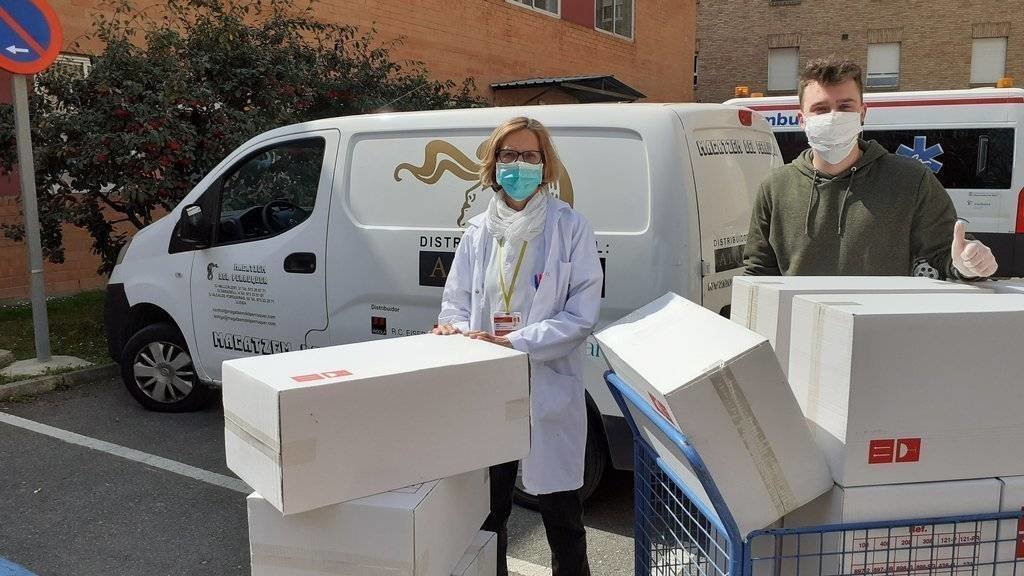 El Magatzem del Perruquer lliura material sanitari a l'Hospital Arnau de Vilanova de Lleida, el 23 de març del 2020. (Horitzontal) 