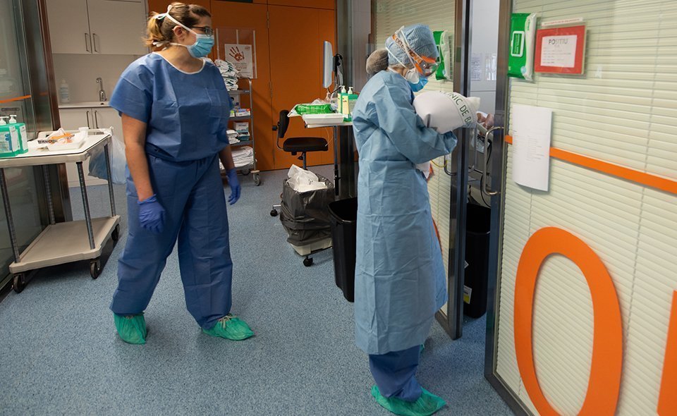 Una professional sanitària entra en una habitació ocupada per un positiu per coronavirus