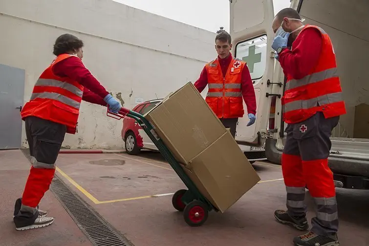 Els voluntaris preparant els aliments per distribuir