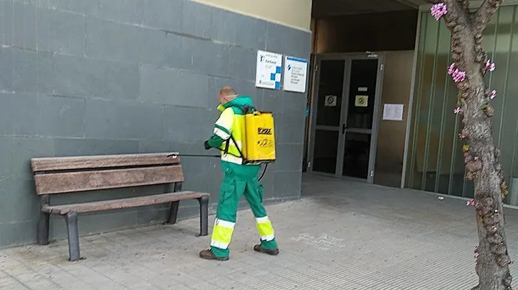 La brigada municipal de les Borges desinfecta l'entorn del CAP de la població2