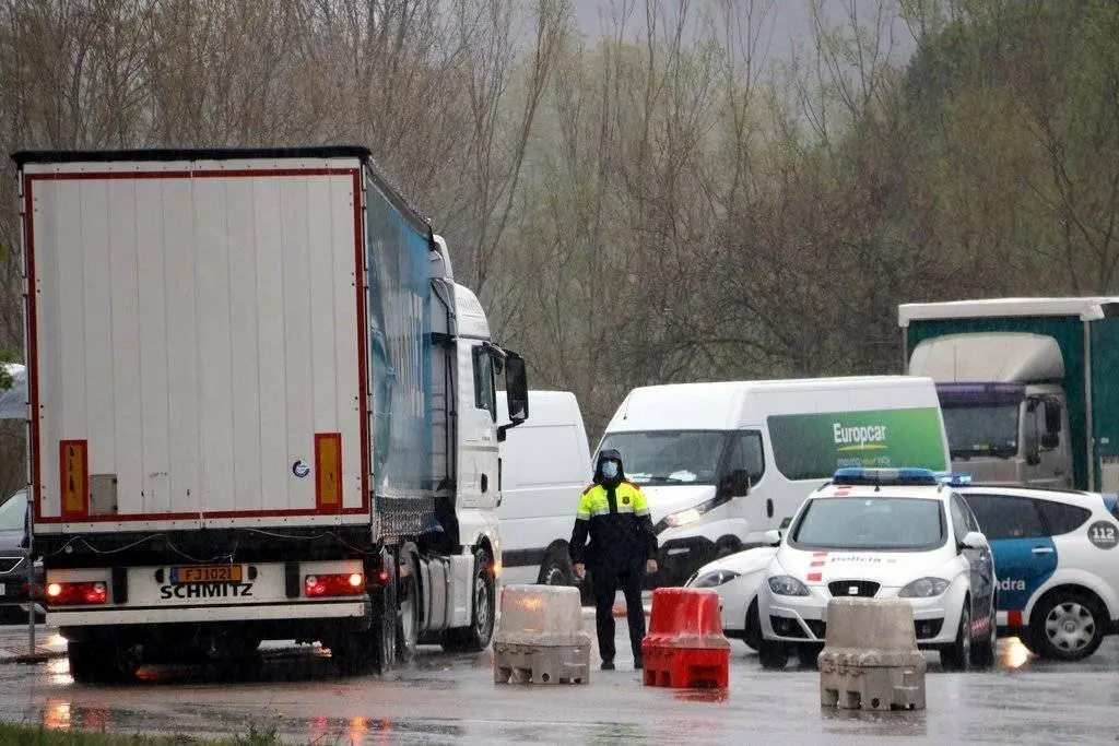 Pla general del control d'accés a Igualada. Imatge del 16 de març del 2020. (Horitzontal)