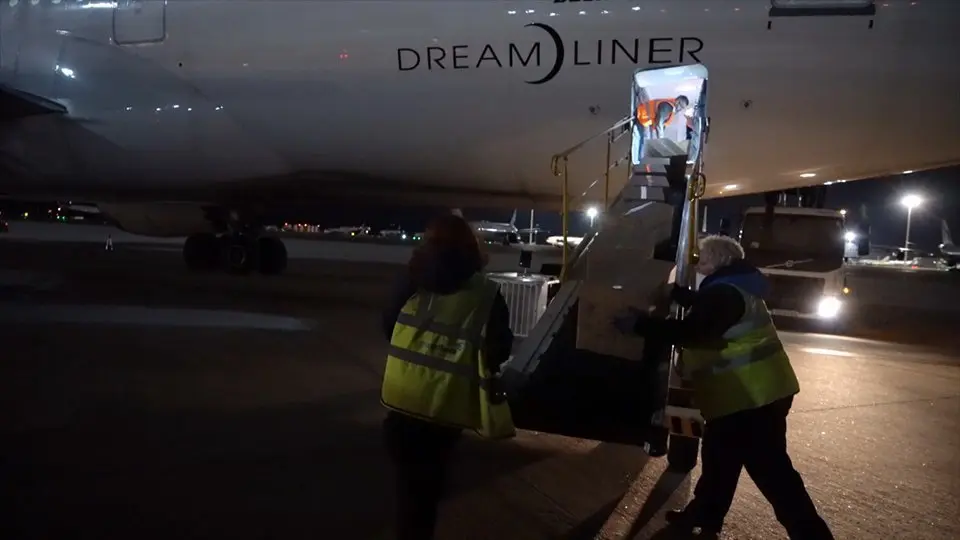 Treballs de descàrrega dels materials sanitaris a l&#39;aeroport de Barajas