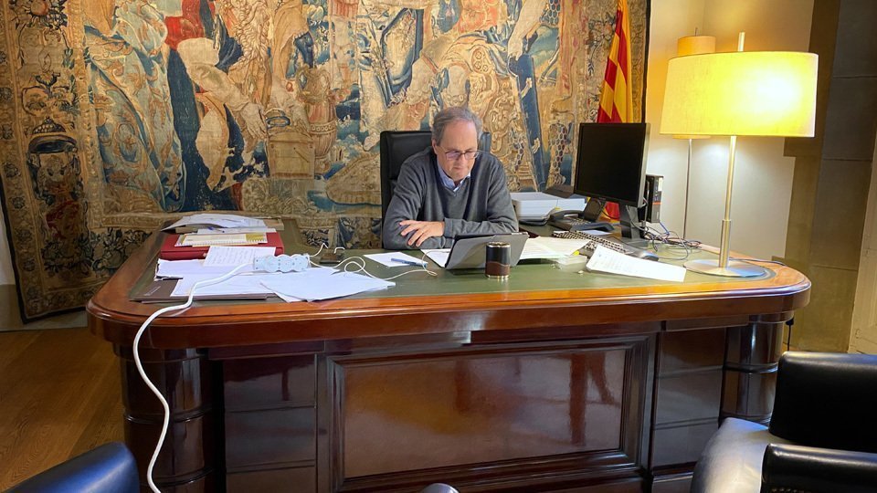 Pla general del president de la Generalitat, Quim Torra, assegut al seu despatx el 20 de març de 2020 (Horitzontal)