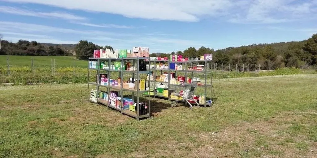 Un &#34;supermercat al mig del camp&#34;, que simbolitza la relació dels productes amb el seu origen - Marc Talavera