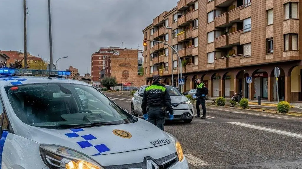 Pla general on es pot veure un control pel confinament pel coronavirus de la Policia Local de Mollerussa a la carretera N-II, l'1 d'abril de 2020. (Horitzontal)