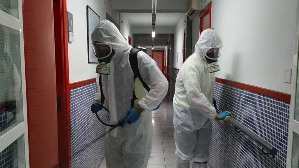 Treballadors d'una empresa especialitzada desinfecten la residència Comtes d'Urgell de Balaguer, l'1 d'abril del 2020. (Vertical) 