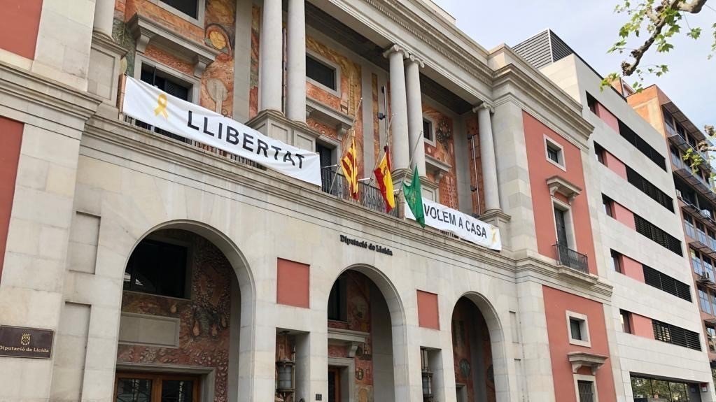 Façana de la Diputació de Lleida amb les banderes a mitja asta. Imatge del 6 d'abril de 2020. (Horitzontal)