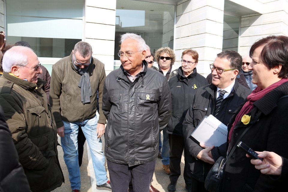 El veí de la Mariola, Enric Sirvent, parla amb algunes de les persones que han anat a donar-li suport, a la sortida de la declaració al jutjat d'instrucció 4 de Lleida. Imatge del 20 de febrer de 2019. (Horitzontal)