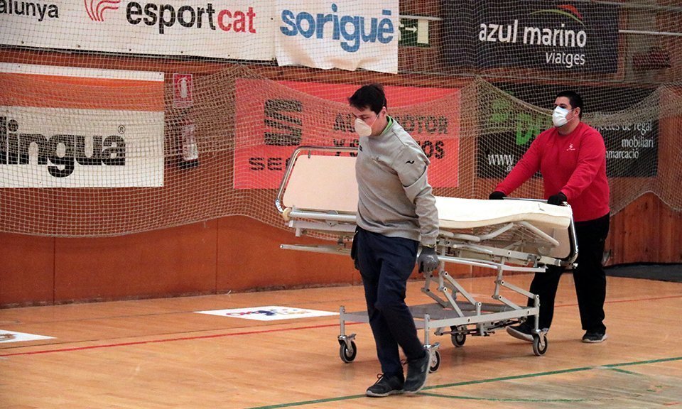 Trasllat de llits articulats al pavelló Onze de Setembre de Lleida