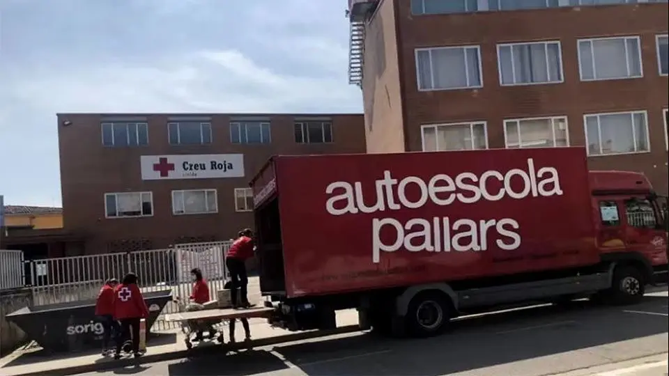 Un vehicle d&#39;autoescola fent el transport per Creu Roja