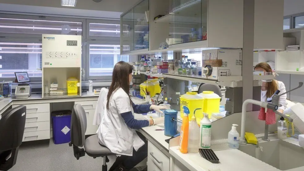 Investigadores de l'IRBLleida en un dels laboratoris del centre de recerca ©IRBLleida