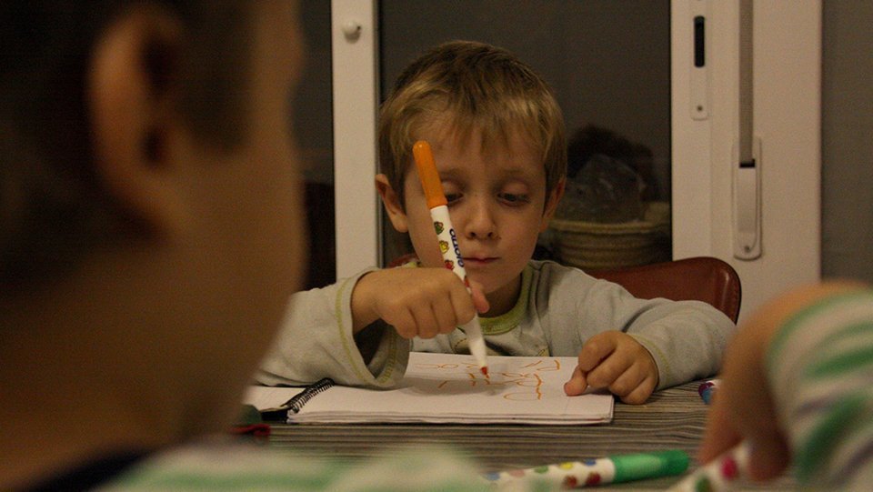 Un nen fent deures a casa en temps de confinament