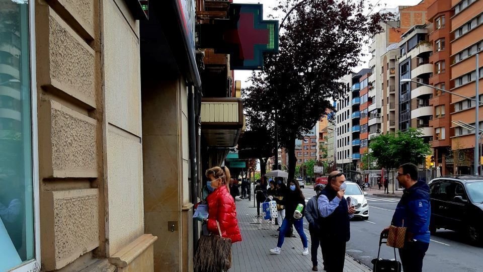 Pla general d&#39;un grup de persones fent cua a l&#39;exterior d&#39;una farmàcia de la ciutat de Lleida. Imatge facilitada pel Departament de Salut el 20 d&#39;abril de 2020 (Horitzontal).