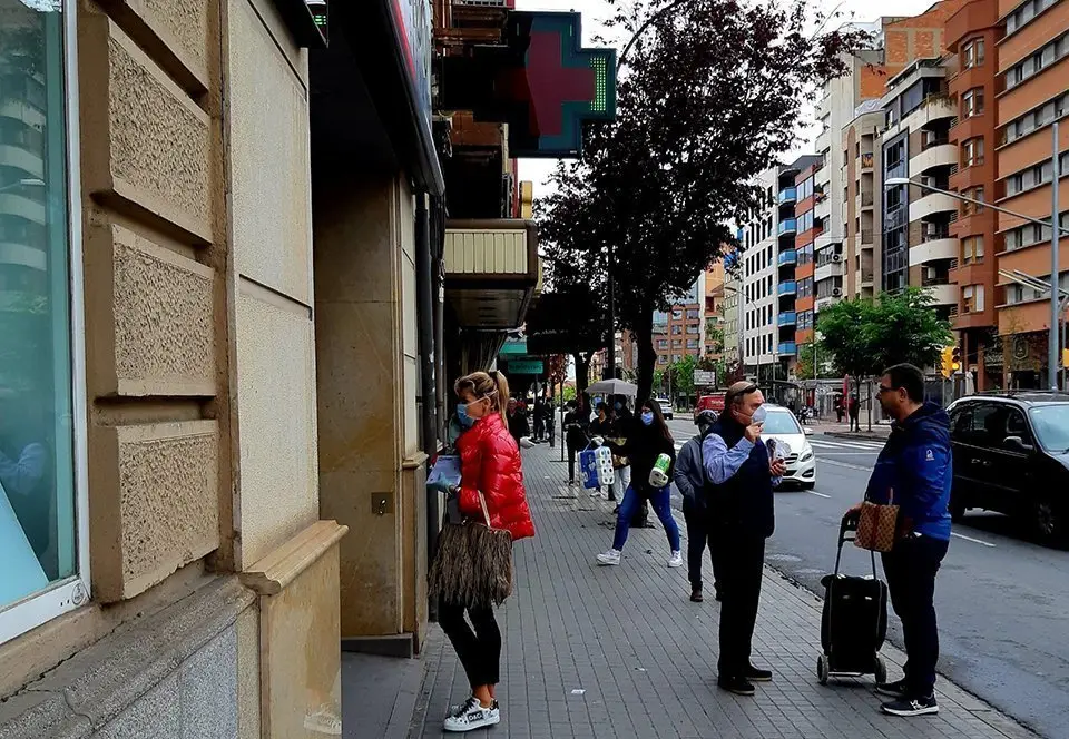 Persones fent cua en una farmàcia de Lleida