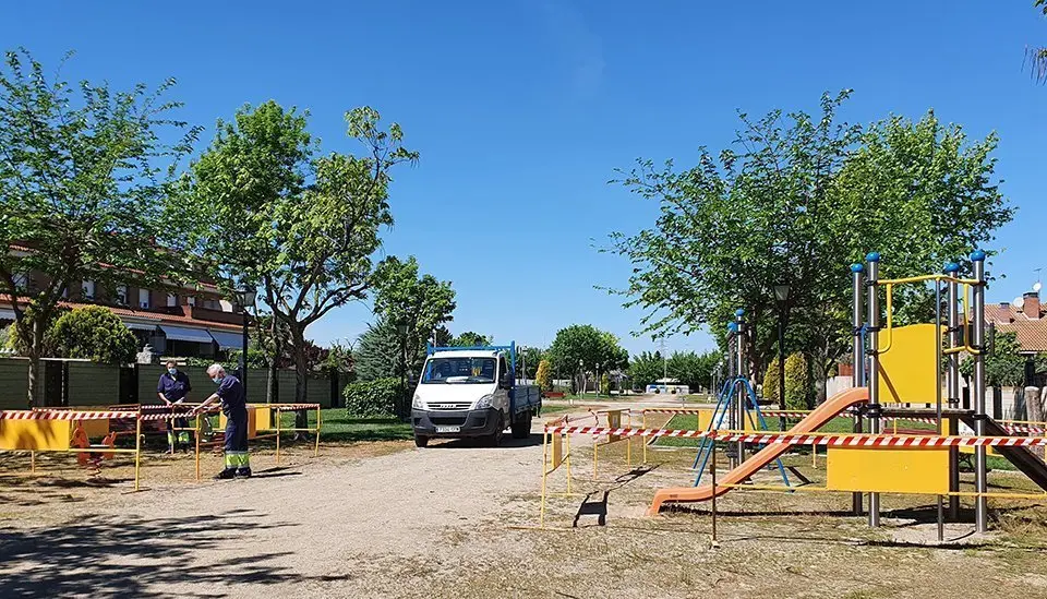 Els empleats municipals tanques els mobiliari infantil dels parcs