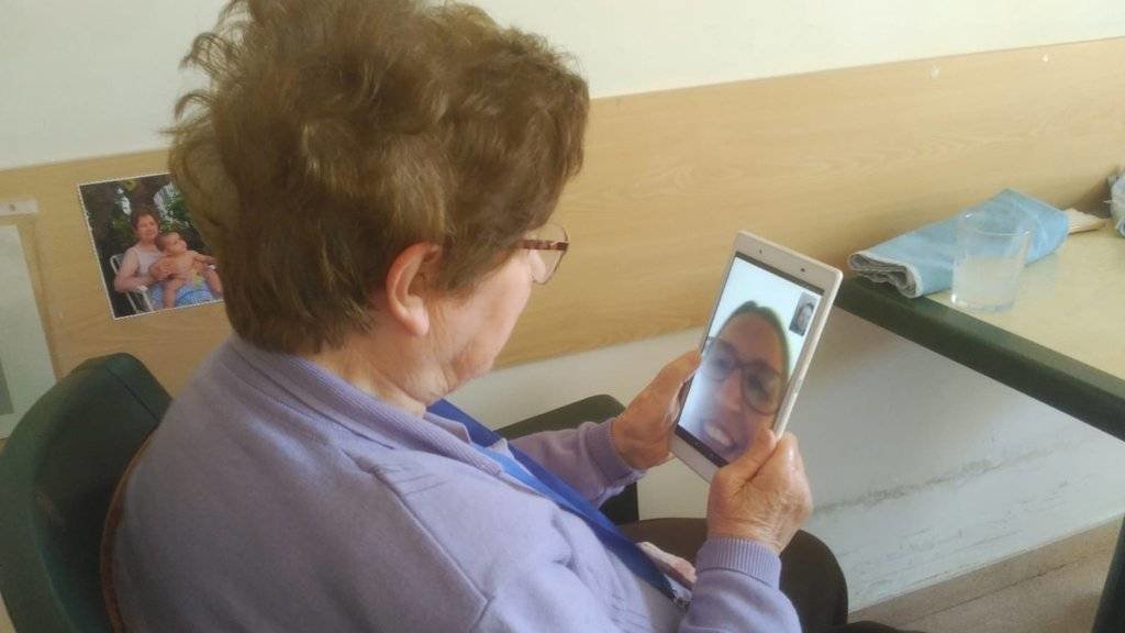 Una usuària d&#39;una residència de Guissona utilitzant una tauleta per comunicar-se amb la seva família