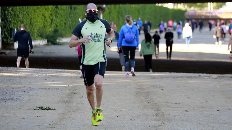 Corredor fent esport al passeig a la vora del riu Segre