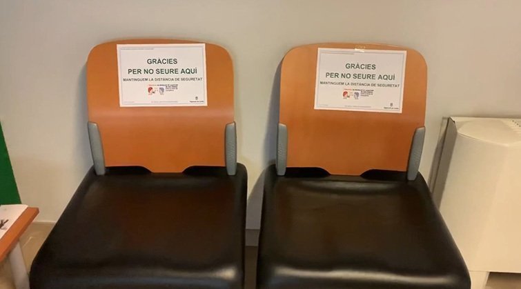 Cadires de la Diputació de Lleida amb cartells que indiquen que no s&#39;hi pot asseure