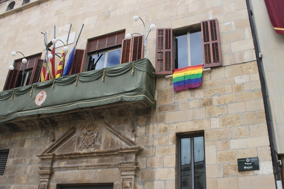 La bandera multicolor, a la façana de la Casa Consistorial de Tàrrega