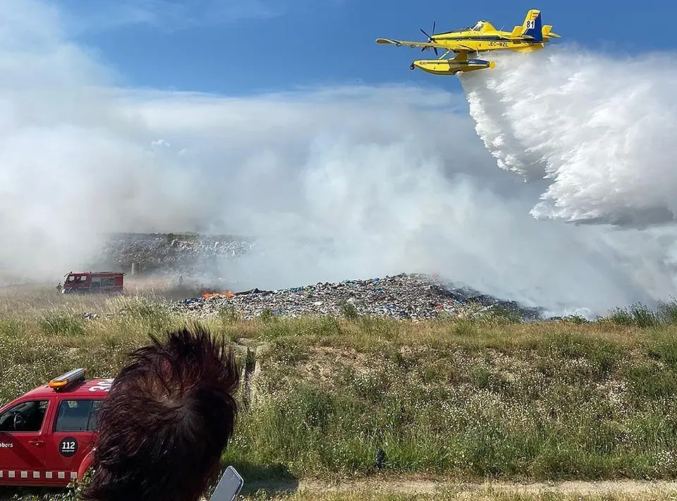 Mitjans aeris treballen en l&#39;extinció de l&#39;incendi a Castellnou de Seana