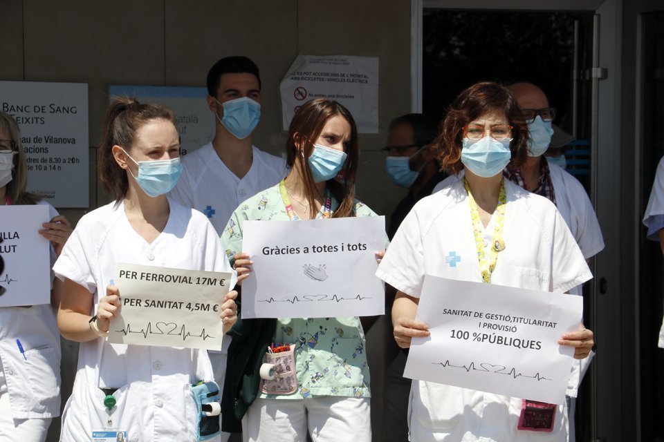 Treballadors sanitaris concentrats davant l'Hospital Universitari Arnau de Vilanova de Lleida amb cartells per reclamar els seus drets. Imatge del 9 de juny de 2020. (Horitzontal)
